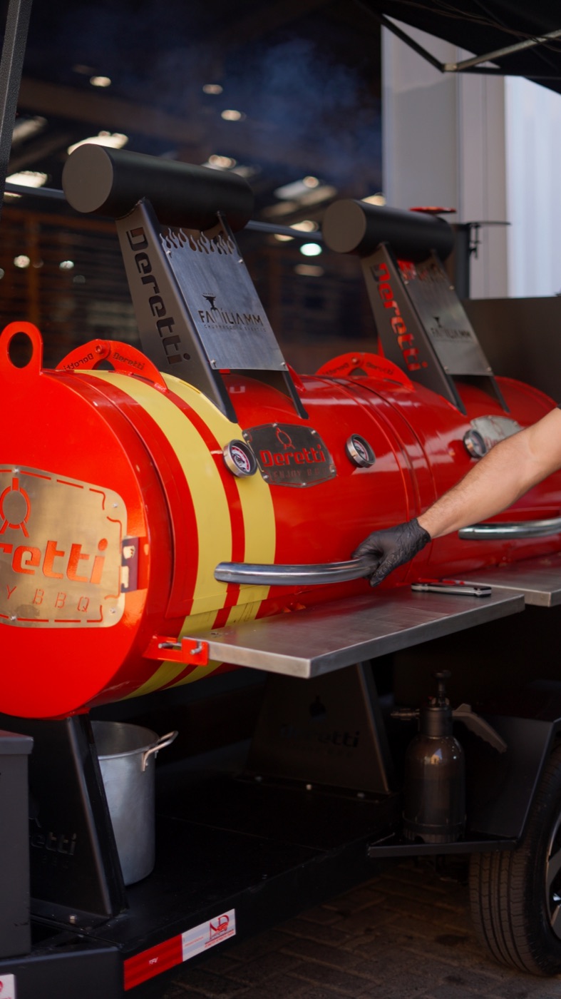 Pit smoker vermelho da Família MM
