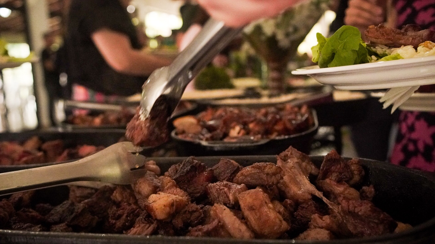 Carnes servidas em buffet